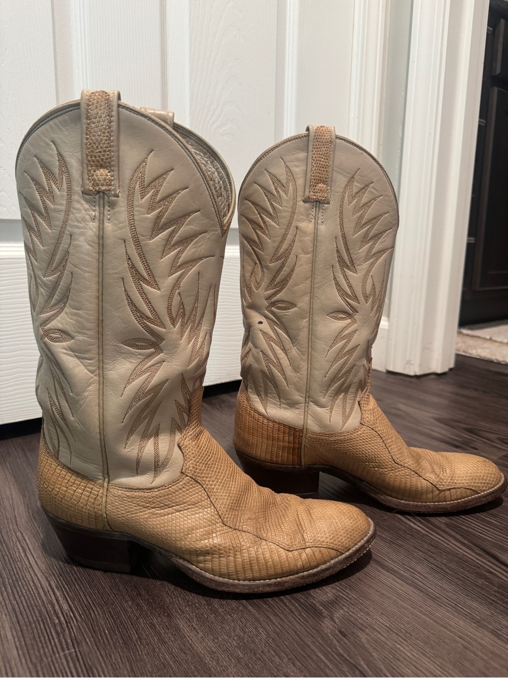 Vintage Dan Post Two-Tone Tan and Cream Western Heeled Cowboy/Cowgirl Boots